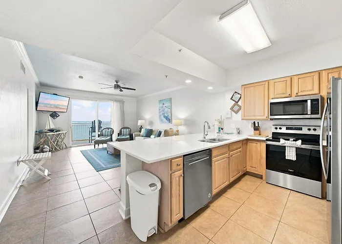 7th Floor Waterfront Harbor Pointe Retreat